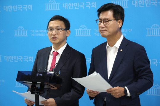 국민의힘 과학기술특별위원회 위원장을 맡은 정우성(왼쪽부터) 포항공대 교수와 부위원장을 맡은 김영식 국민의힘 의원이 21일 국회 소통관 기자회견장 앞에서 특위 제2차 회의 결과 브리핑을 하고 있다.<연합뉴스>